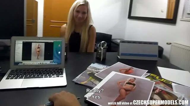 二人の男は、お尻の中で、口の中でShemaleをクソしています。 女の子 安心 エロ 動画