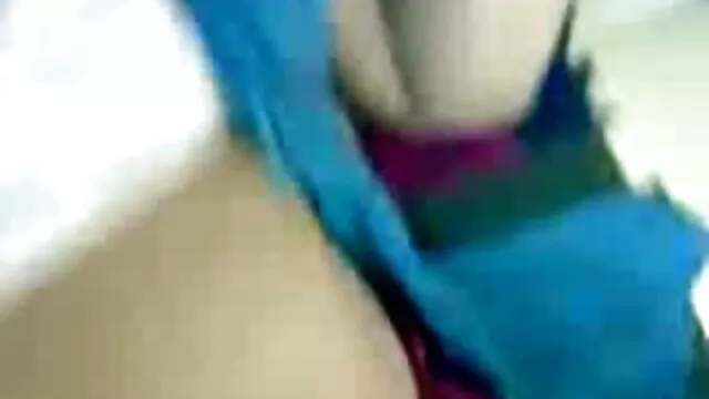 巻き毛黒trannyストリップと深throated白ロッド エロ 動画 女性 でも 安心