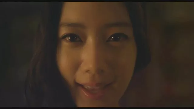 白いランジェリーとジャークのボールのストライプと完璧な人形。 女性 安心 アダルト 無料