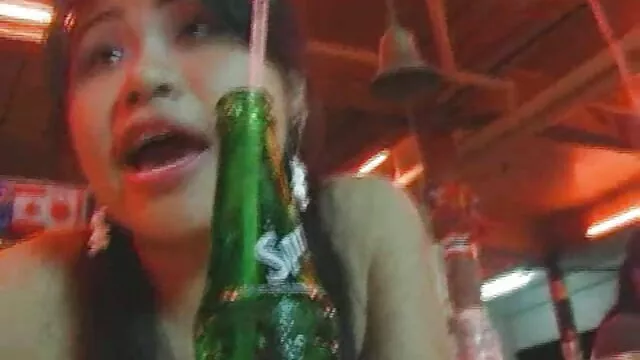 美しい金髪のサイズは、彼女の男にフェラチオを大きくし、彼と性交、中出し素人 女性 に も 安心 エロ 動画
