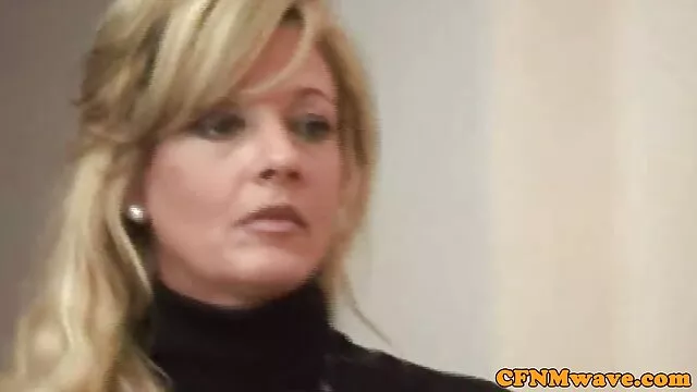 Tonya 女性 av 安心 Sinnは彼女の濡れた猫に大きなおもちゃを使用しています。